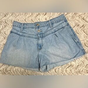 Hollister Ultra High-Rise Vintage Relaxed Mom Jean Shorts - Light Wash (W28)